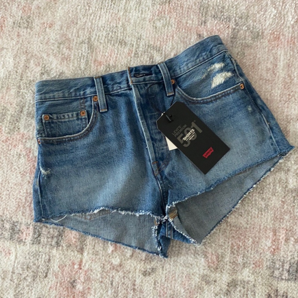 NWT Women’s Levi’s 501 CLASSIC Denim Shorts. Size 27. High rise; super cute.